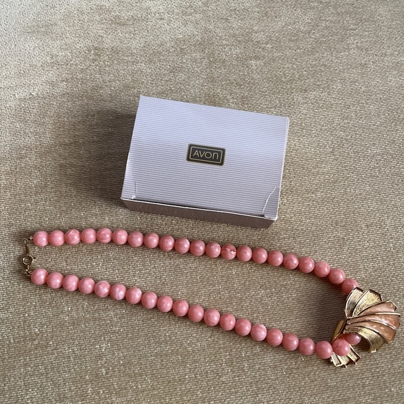 VINTAGE (1990) AVON DRAPED ELEGANCE CONVERTIBLE NECKLACE (CORAL) - Picture 4 of 4